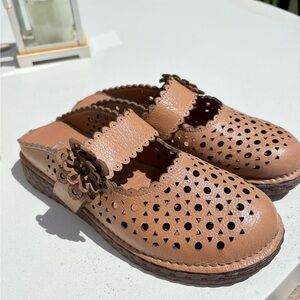 BRAND NEW!! L’Artiste Spring Step Camel Mules